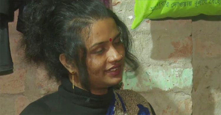 গ্র্যাজুয়েশন সম্পন্ন করেছেন অপু