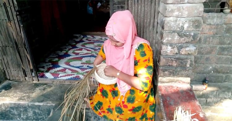 হাতের বুনন করছেন শাহিদা