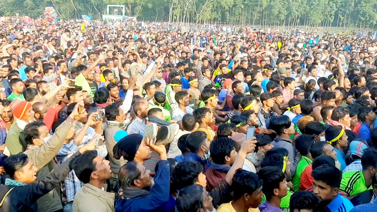 এক বল নিয়ে কাড়াকাড়ি!