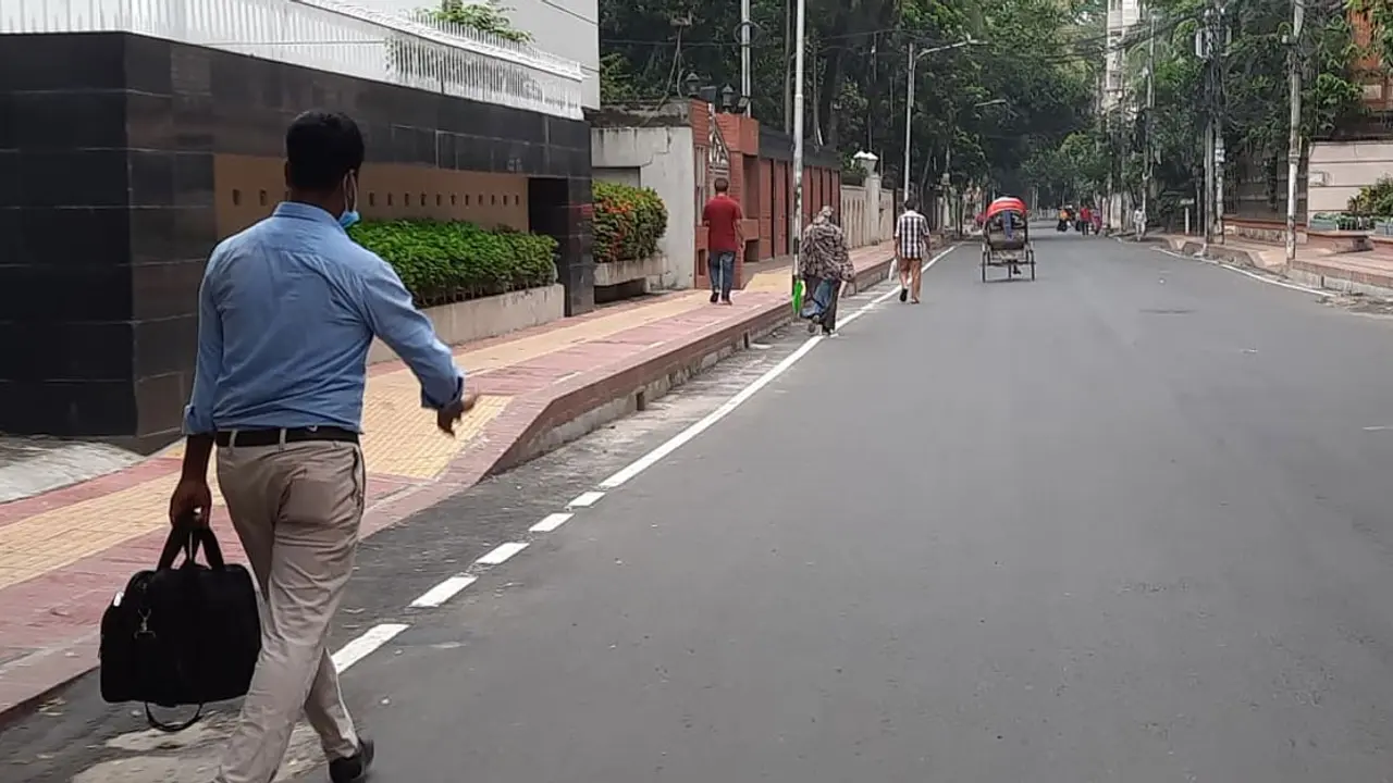 পুলিশ এলেই অলিগলি ফাঁকা, দোকান-পাট বন্ধ