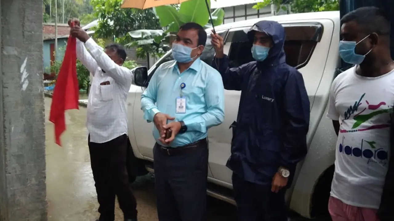 করোনা আক্রান্তদের বাড়িতে টানিয়ে দেওয়া হচ্ছে লাল পতাকা