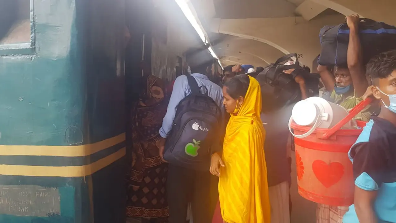 তিল ধারণের ঠাঁই নেই ট্রেনে