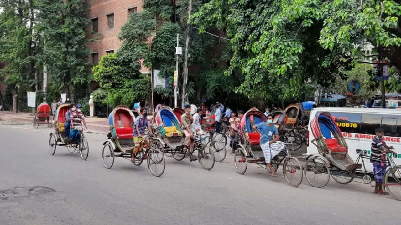 যাত্রীর কাছে ভাড়া বেশি, চালক বলছেন কম