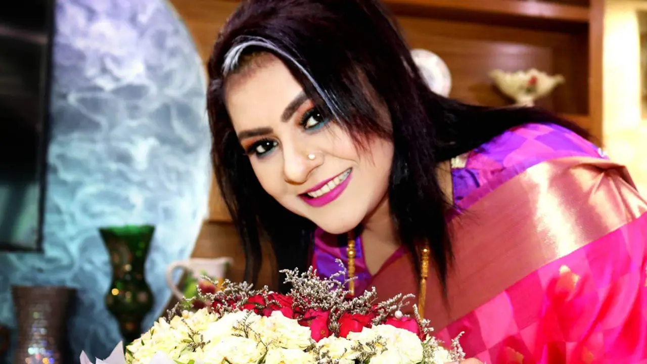 ডজনখানেক ক্লাবে আসা-যাওয়া, বিশিষ্টজনদের সঙ্গে ছবি