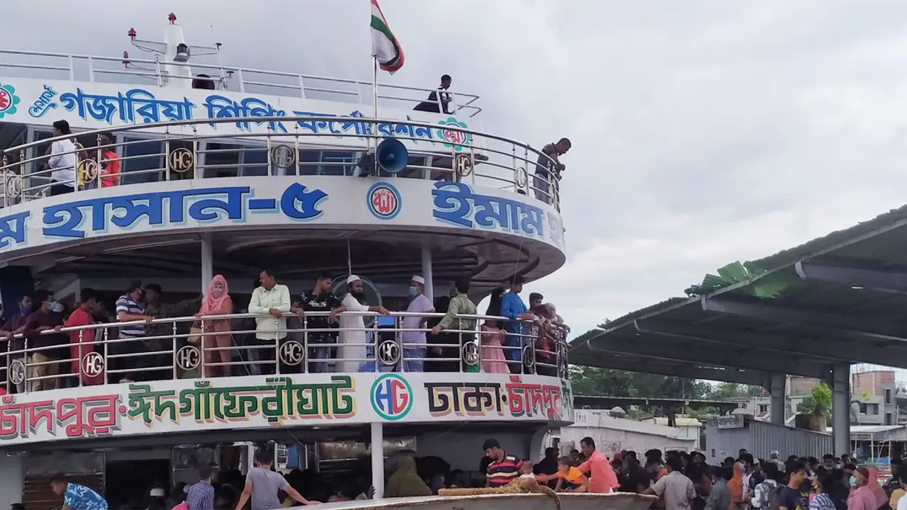 কঠোর বিধিনিষেধের আগে হুমড়ি খেয়ে ছুটছে মানুষ
