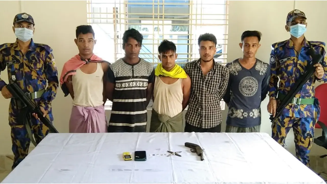 টেকনাফে অস্ত্র-গুলিসহ ৫ রোহিঙ্গা আটক