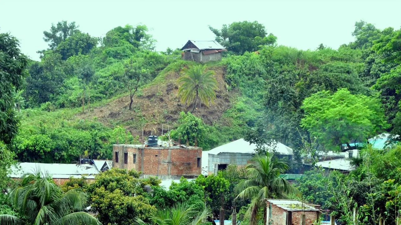 ধসের শঙ্কায় পাহাড় থেকে সরানো হলো ৯০ পরিবার