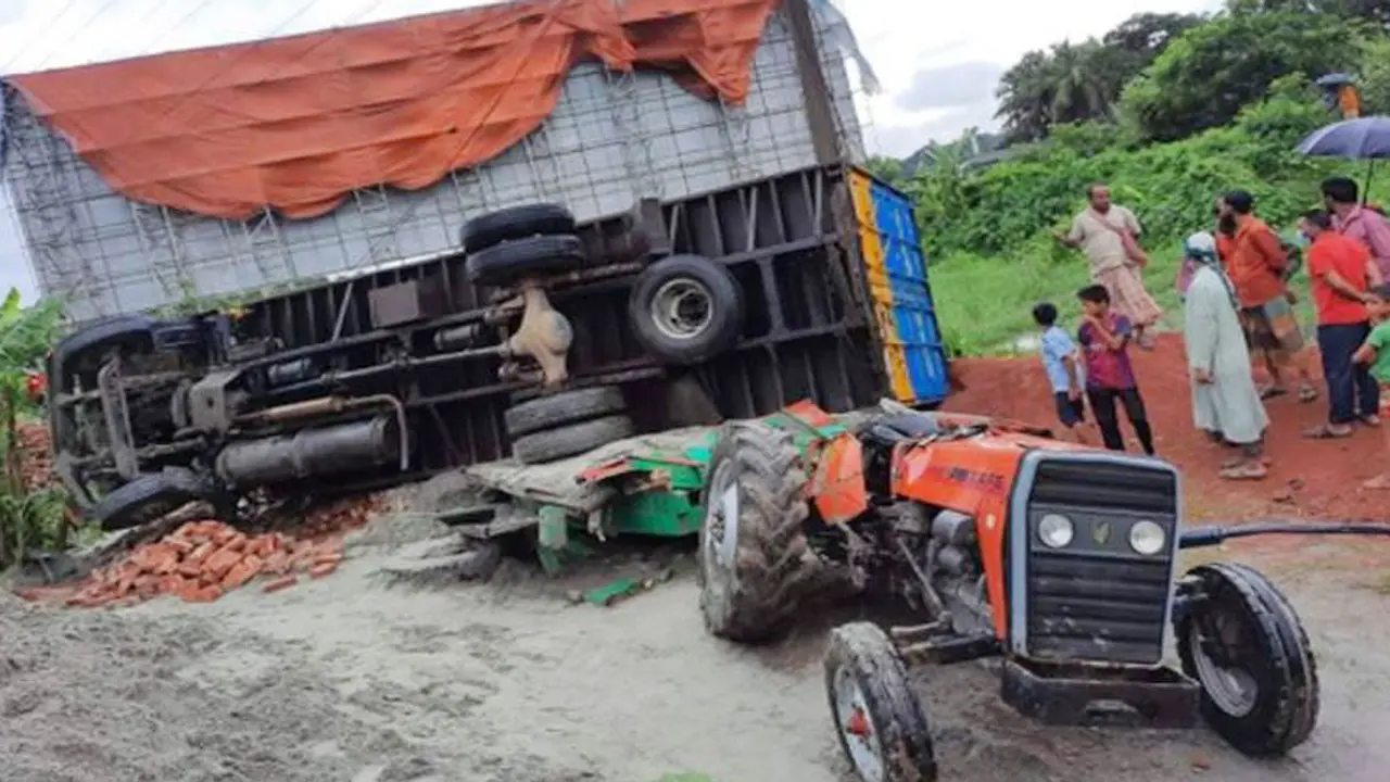 কুমিল্লায় কাভার্ড ভ্যানের ধাক্কায় ৩ শ্রমিক নিহত