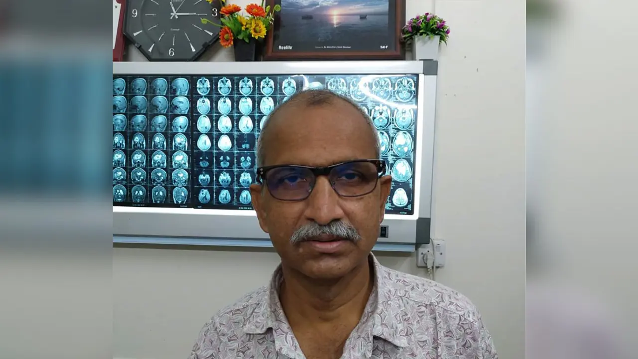 ঢামেকে চিকিৎসকের কাণ্ড, স্যান্ডেল খুলে পেটালেন নারী কর্মী