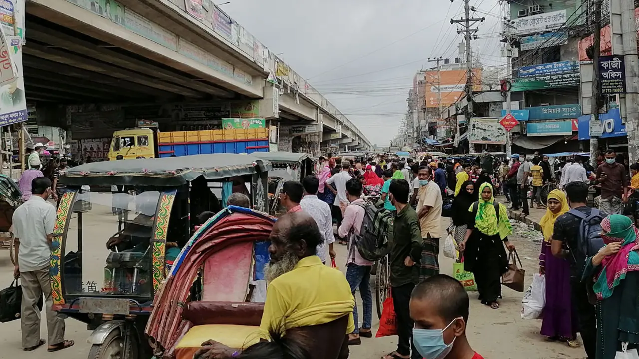 কারখানা খোলার খবরে সড়কে শ্রমিকদের ভিড়