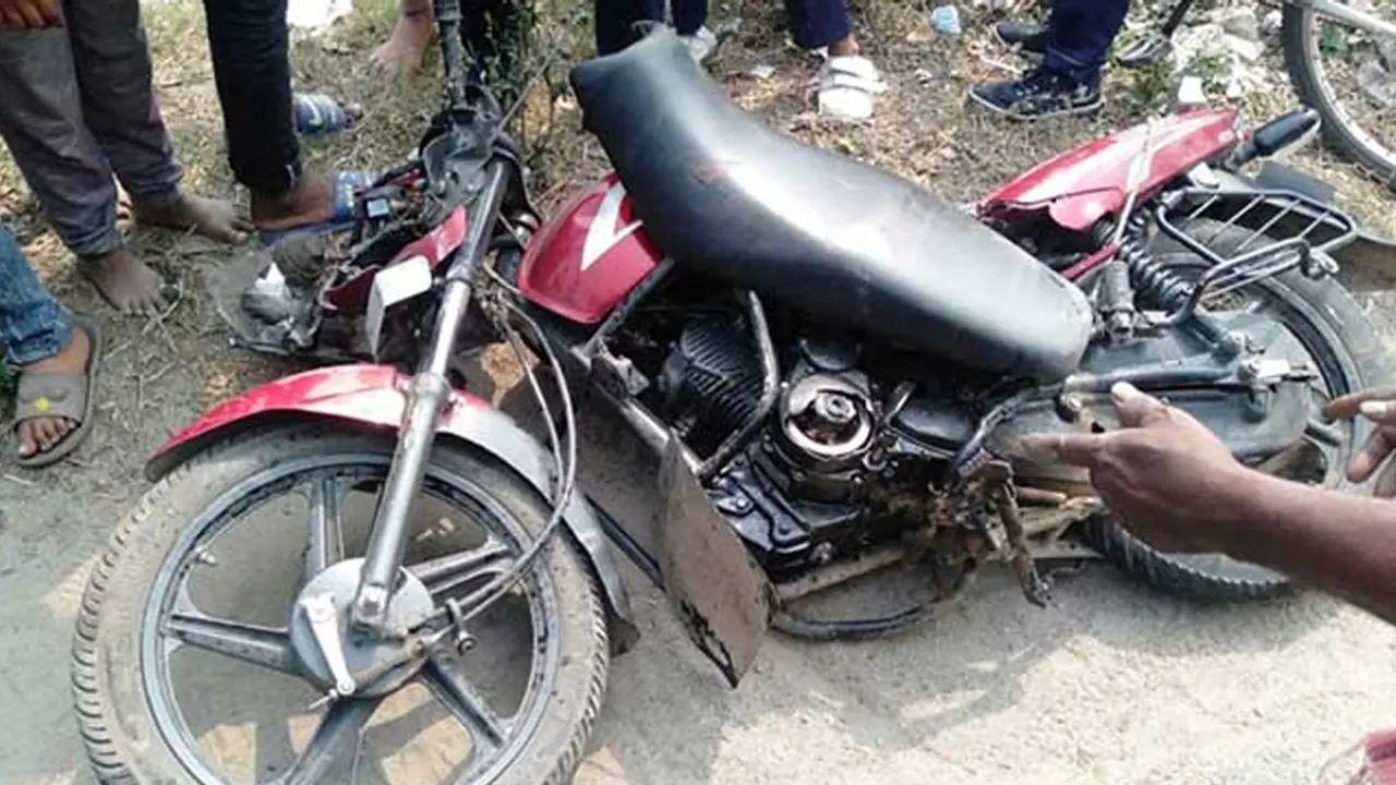 মোবাইলফোনে কথা বলার সময় নিয়ন্ত্রণ হারিয়ে মোটরসাইকেলচালকের মৃত্যু