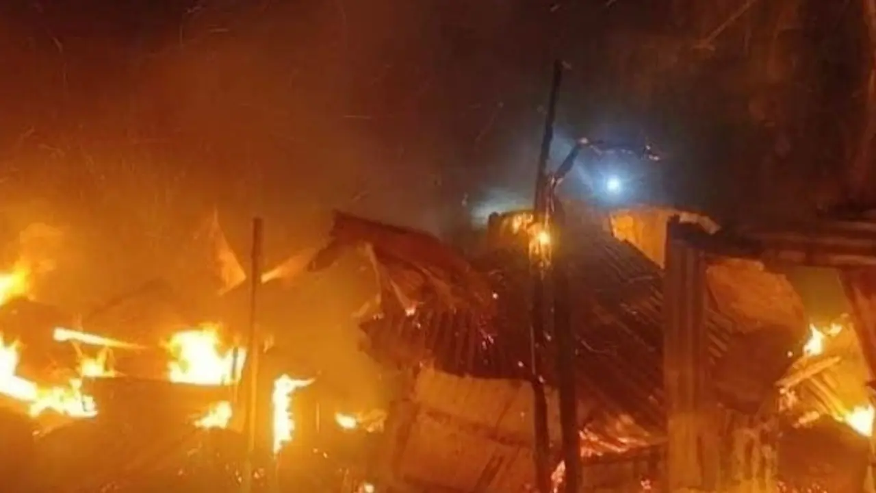 মধ্যরাতে বাজারে আগুন, ১০ দোকান পুড়ে ছাই