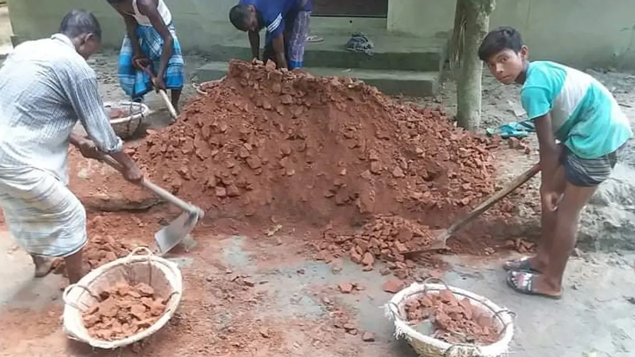 সড়কে নিম্নমানের খোয়া, ঠিকাদার বললেন আমার বিরুদ্ধে ষড়যন্ত্র হচ্ছে