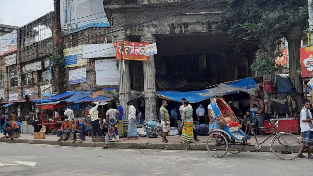 কাজের খোঁজে রাস্তায় শত মানুষ
