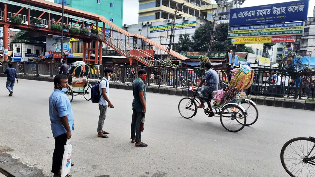 রাস্তায় বের হয়ে প্রশ্ন তাদের, আর কত?