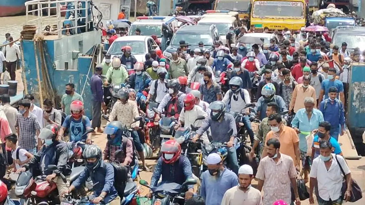 শিমুলিয়া ঘাটে ঢাকামুখী যাত্রীর চাপ