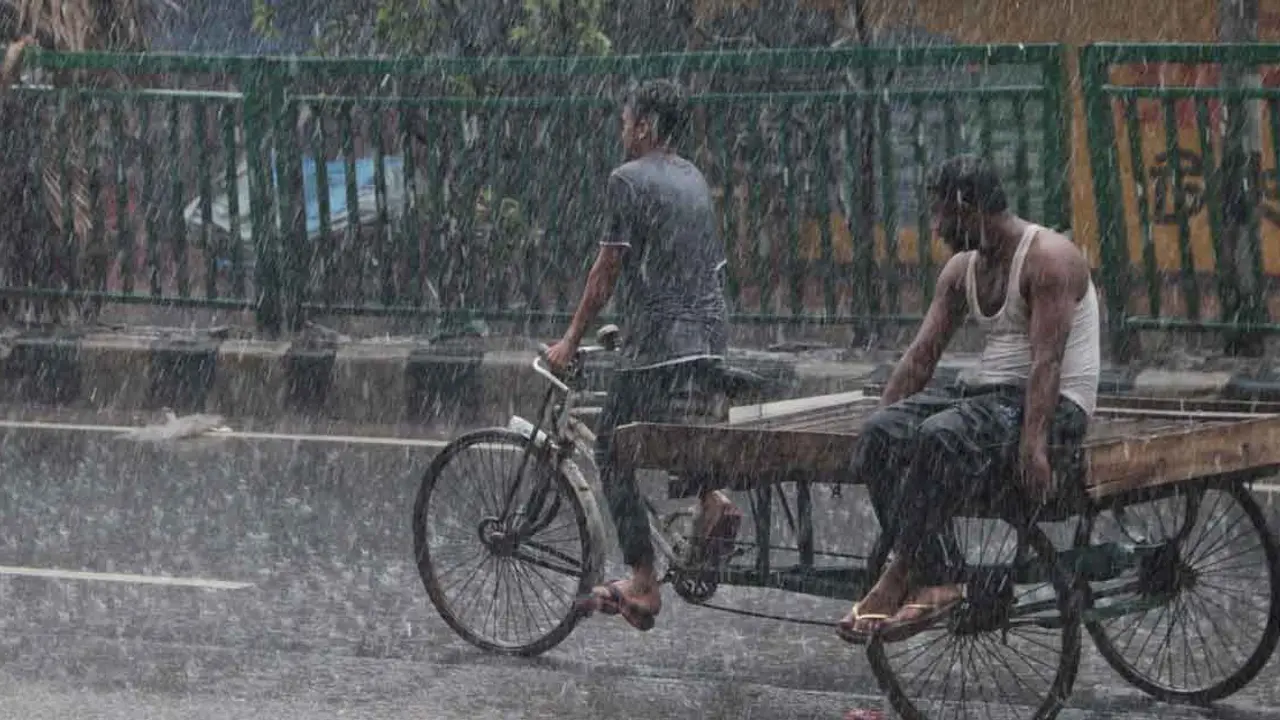 আজও ভারী বর্ষণের আভাস