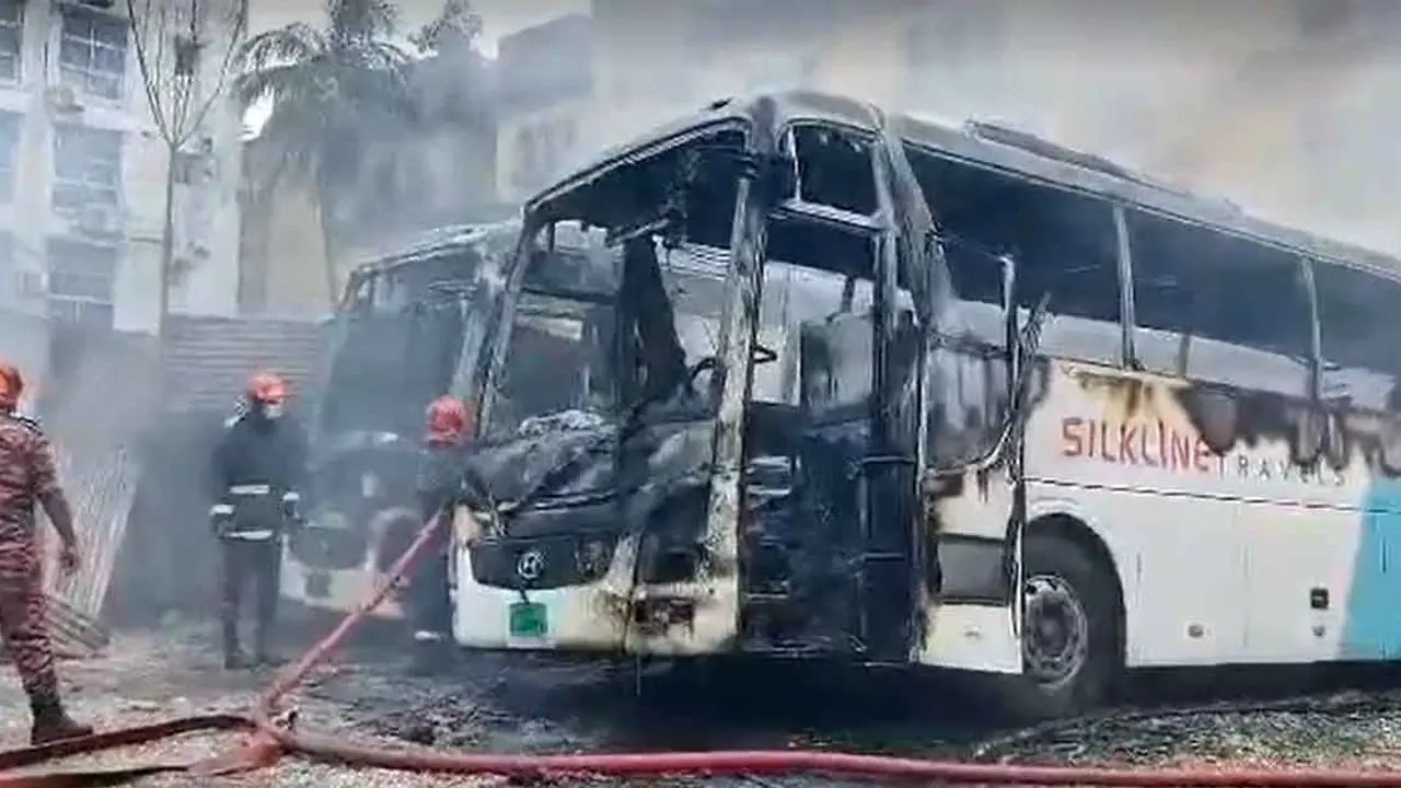 মতিঝিলে গাড়ির গ্যারেজে আগুন, নিয়ন্ত্রণে ৫ ইউনিট