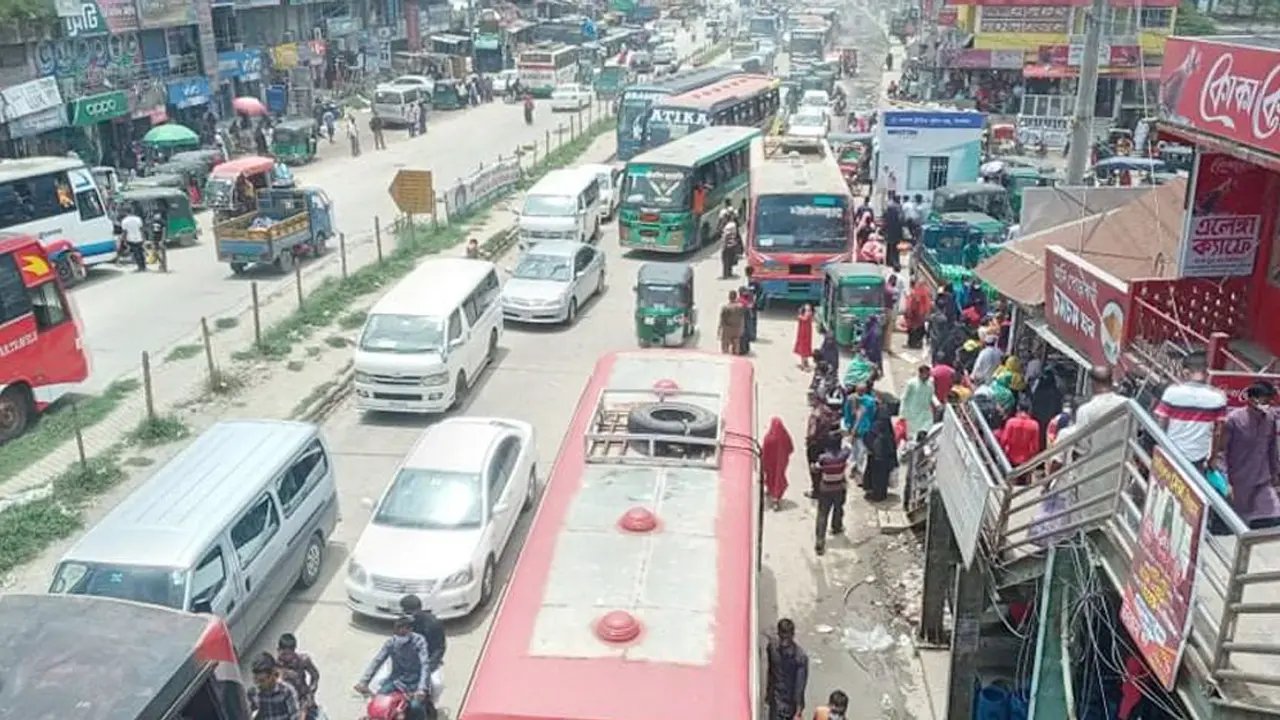 খালি বাস নিয়ে উত্তরবঙ্গের দিকে যাচ্ছেন চালকরা