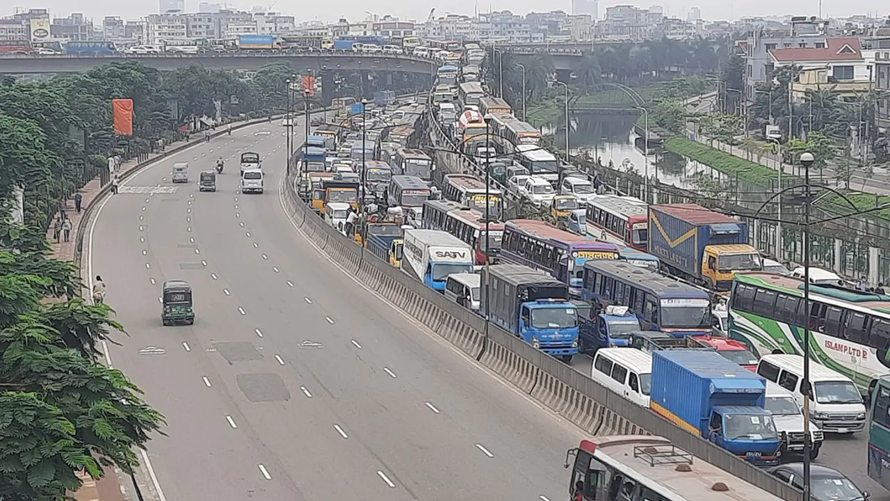 ঈদযাত্রার শেষ মুহূর্তে যানজটে নাকাল ঘরমুখী মানুষ