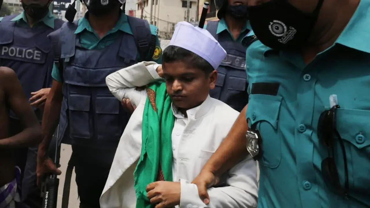মতিঝিলে মিছিল থেকে ‘শিশুবক্তা’ রফিকুলকে নিয়ে গেল পুলিশ
