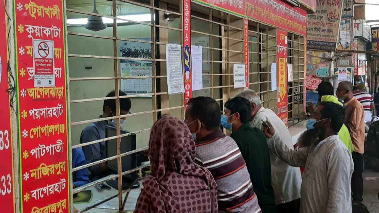 নেই কোনো স্বাস্থ্যবিধি, আছে ভাড়া বৃদ্ধির অভিযোগ