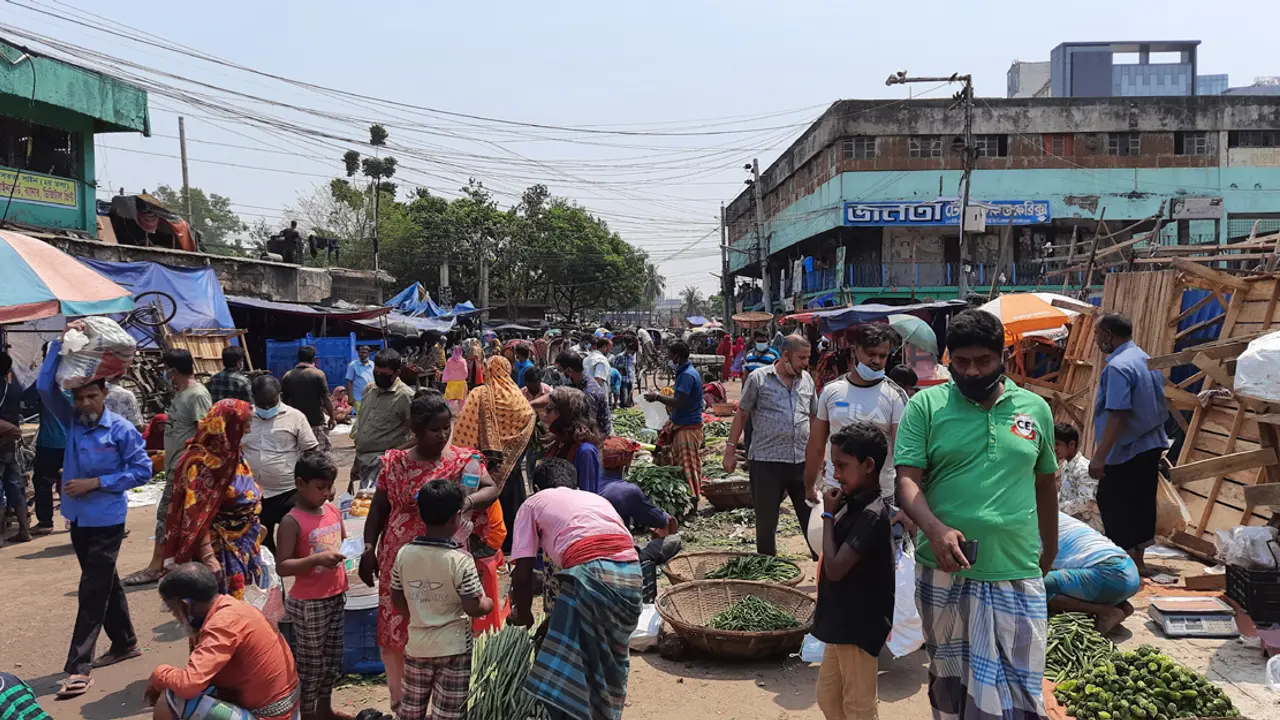 রাজধানীতে প্রথম দিনই উপেক্ষিত কঠোর নিষেধাজ্ঞা