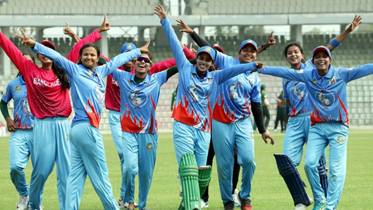 মুমতার স্পিনে ফাইনালে সালমা-জাহানারারা