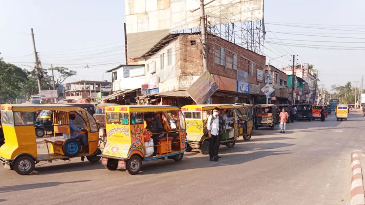 বরিশালে থ্রি-হুইলারের দাপট, ভাড়া কয়েক গুণ