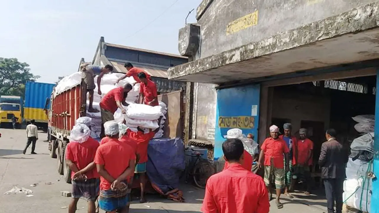 লকডাউনে স্বাভাবিক বেনাপোল-পেট্রাপোল বন্দর