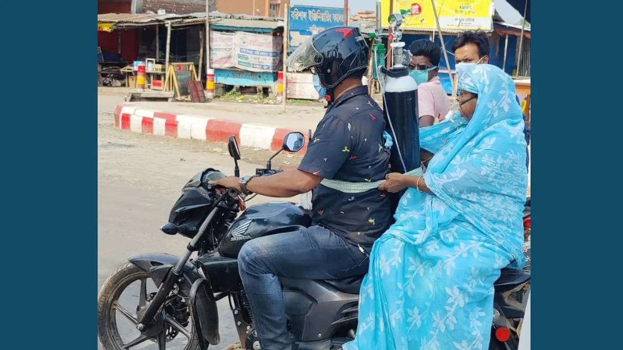 পিঠে সিলিন্ডার বেঁধে মাকে নিয়ে হাসপাতালে ছেলে