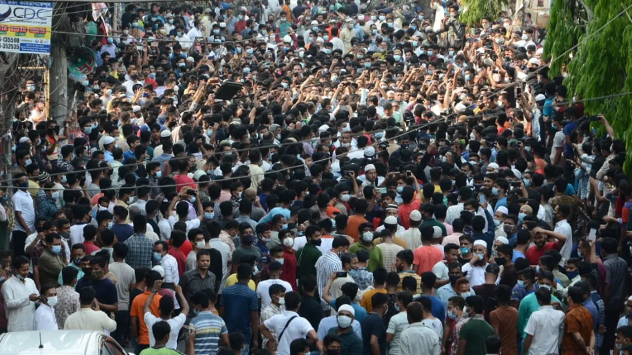 ব্যবসা প্রতিষ্ঠান খুলে দেওয়ার দাবিতে চট্টগ্রামে বিক্ষোভ