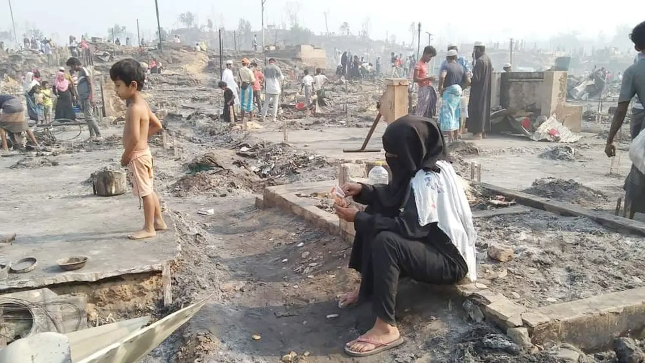 রোহিঙ্গা ক্যাম্পে আগুনে ১৫ হাজার বসতবাড়ি পুড়ে ছাই