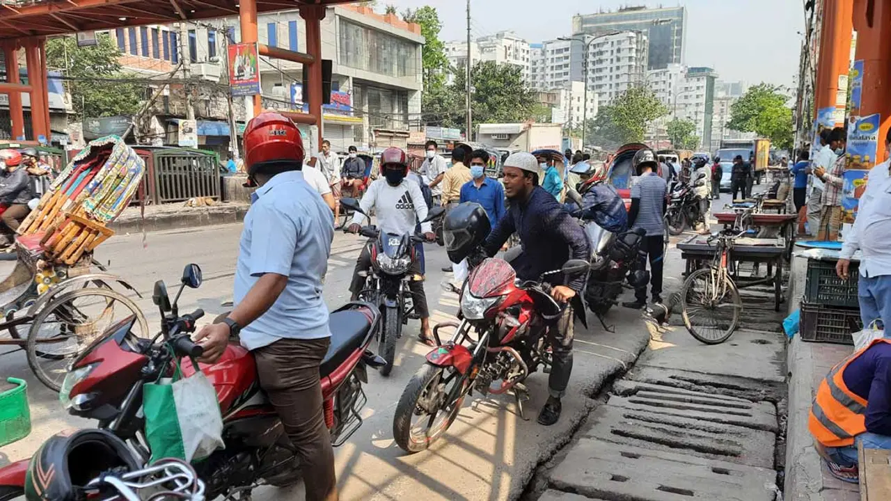 দাপট দেখাচ্ছে সিএনজি-রিকশা-ক্ষ্যাপের মোটরসাইকেল