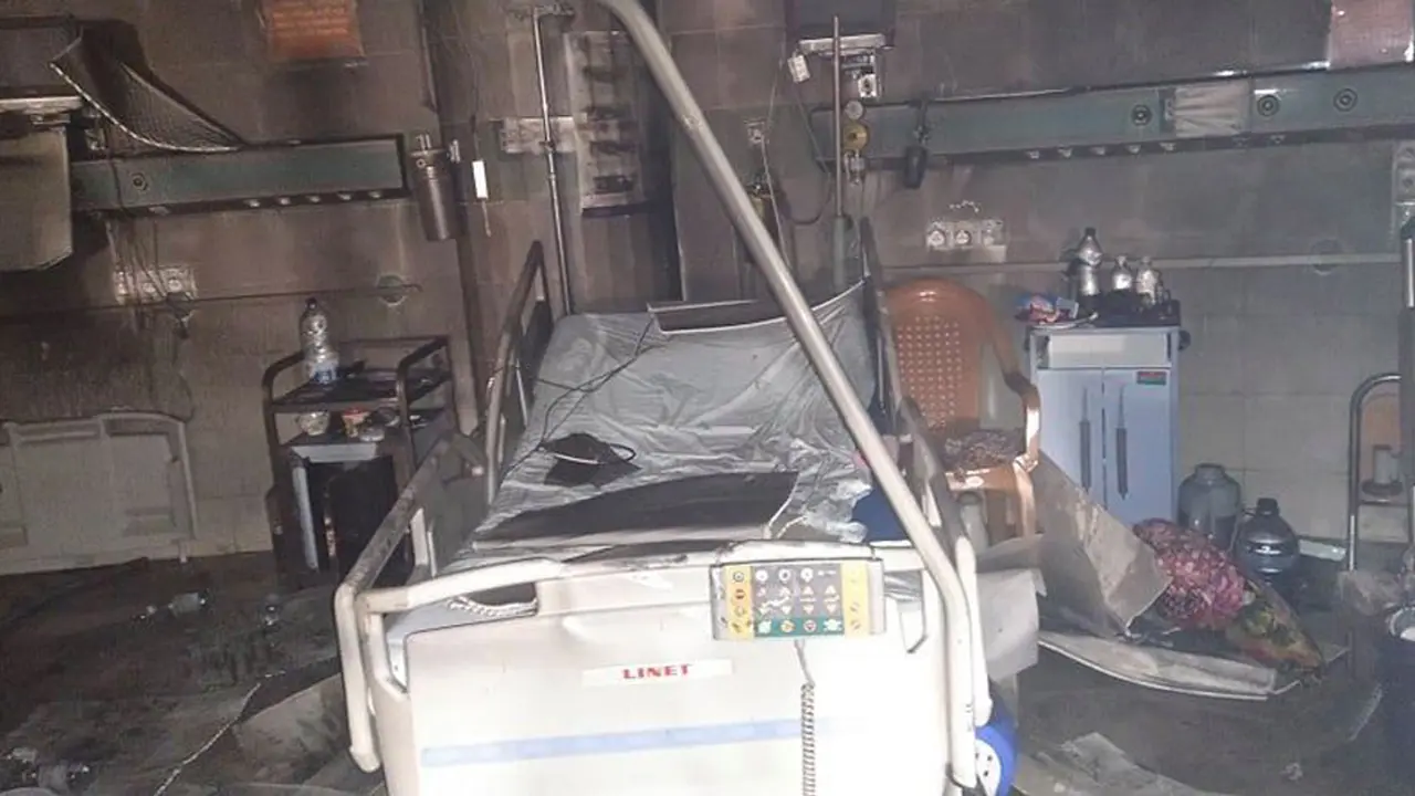 ঢামেকের করোনা রোগীদের আইসিইউয়ে আগুন, তিনজনের মৃত্যু