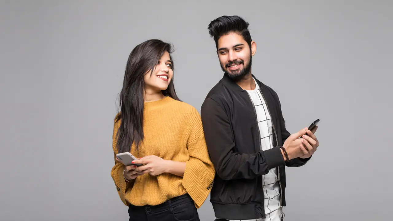 সোশ্যাল মিডিয়ায় সুখী দম্পতি চেনার উপায়