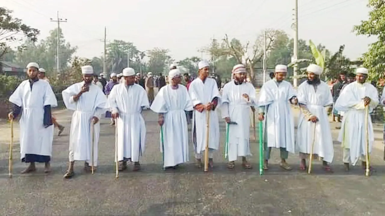 কাফনের কাপড় পরে হেফাজতের সড়ক অবরোধ