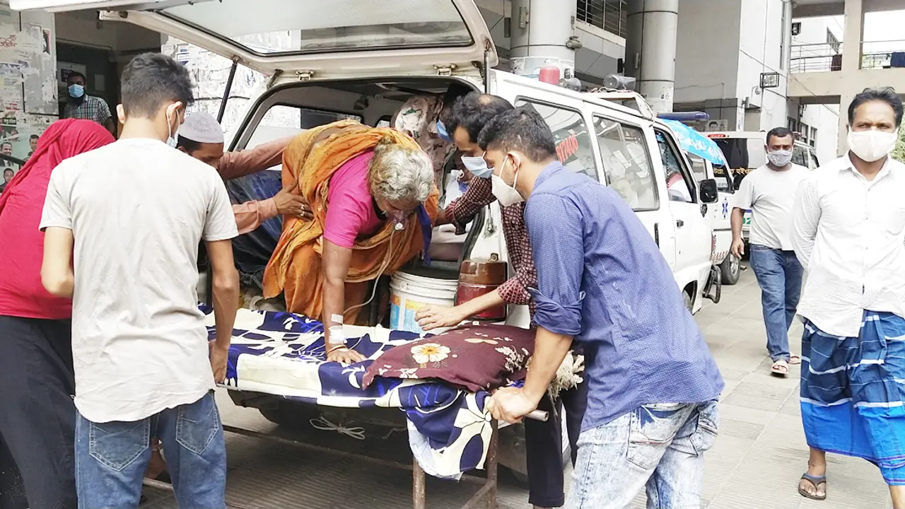 ঢামেকে ‘টাকা আছে সিট আছে, টাকা নাই বেরিয়ে যান’