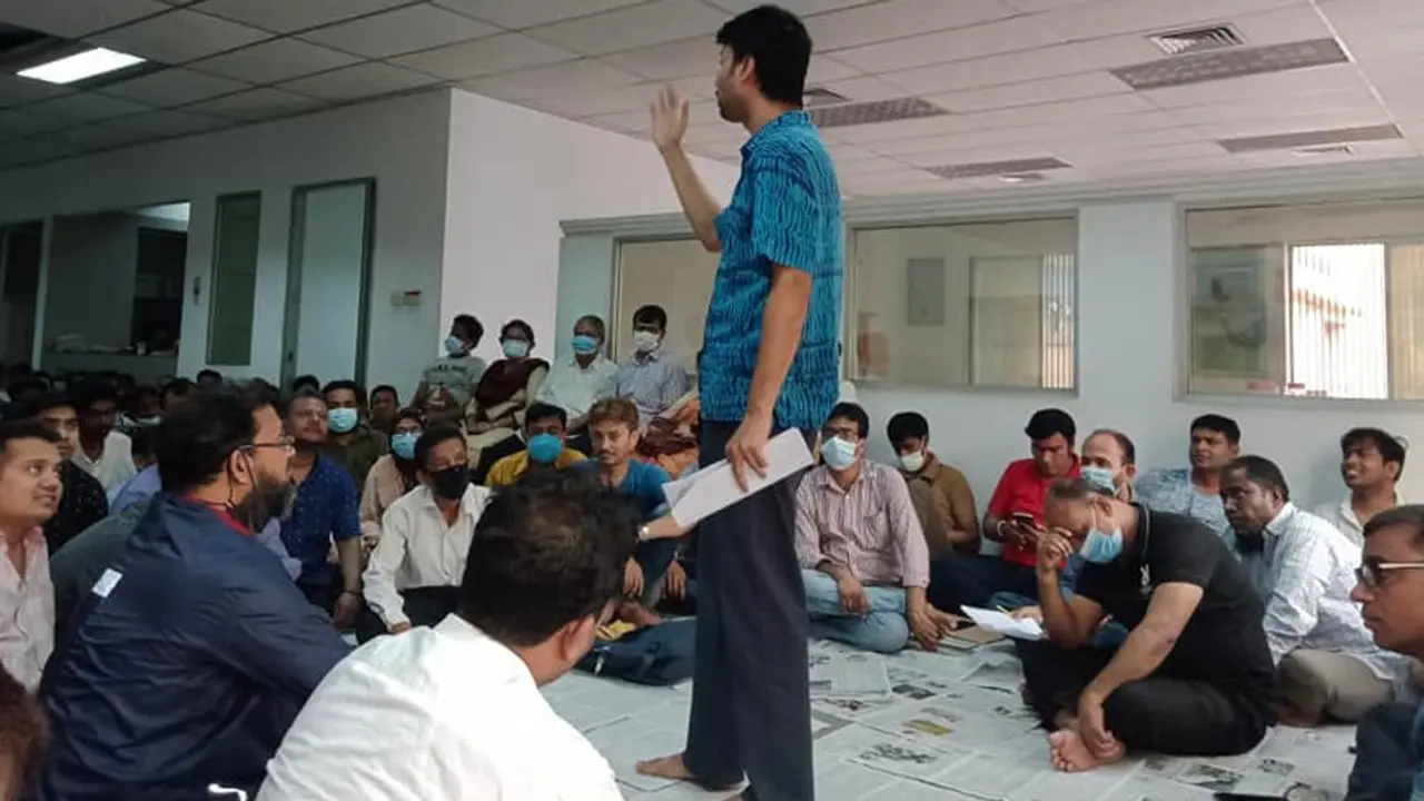 ৪ দফা দাবিতে জনকণ্ঠের সাংবাদিক কর্মচারীদের সমাবেশ