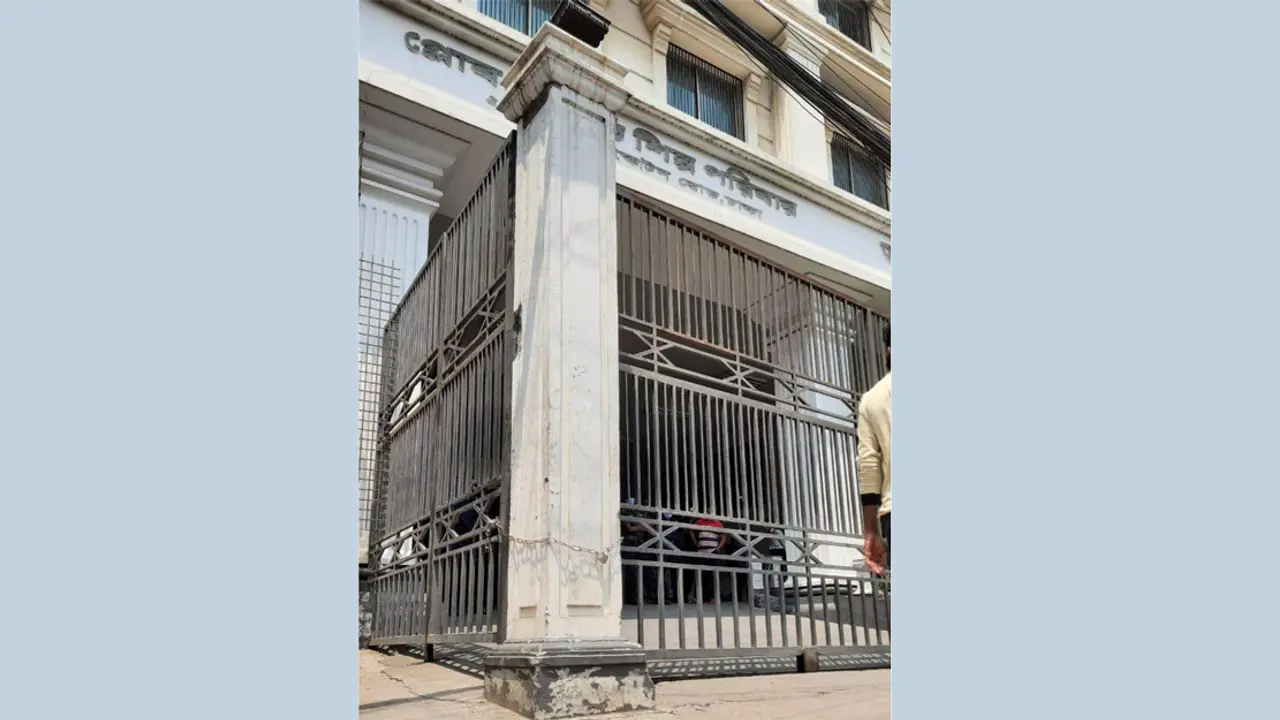 জনকণ্ঠ ভবনে সাংবাদিকদের তালা 