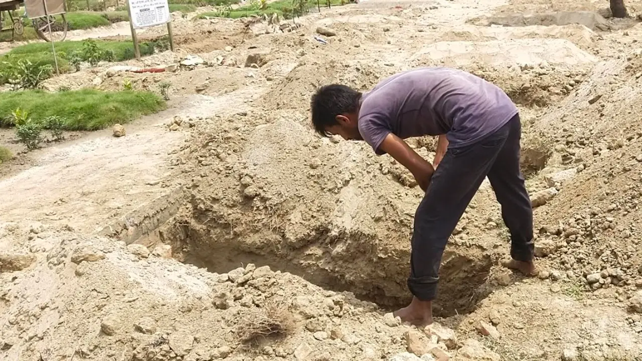 আগে থেকেই খুঁড়ে রাখা হয় কবর
