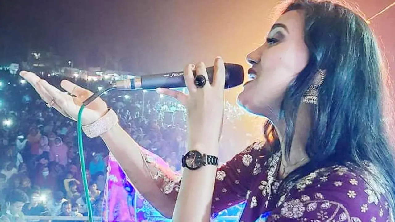 নিজ জেলায় মঞ্চ মাতালেন লায়লা