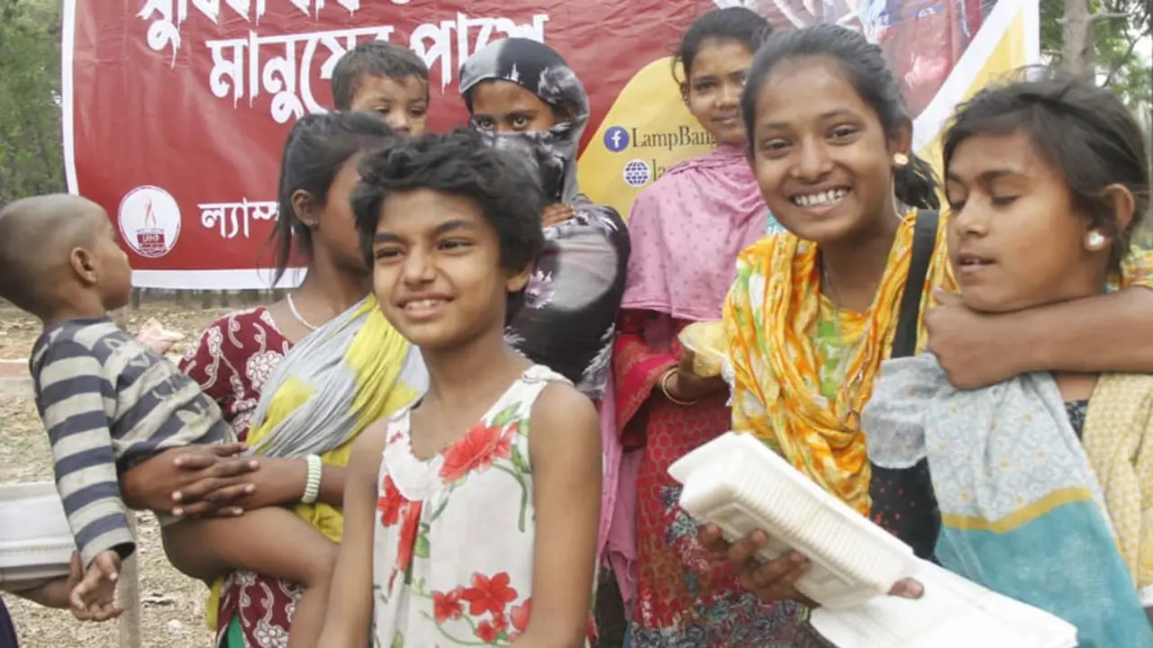সুবিধাবঞ্চিত শিশুদের মাঝে ল্যাম্প বাংলাদেশের খাবার বিতরণ