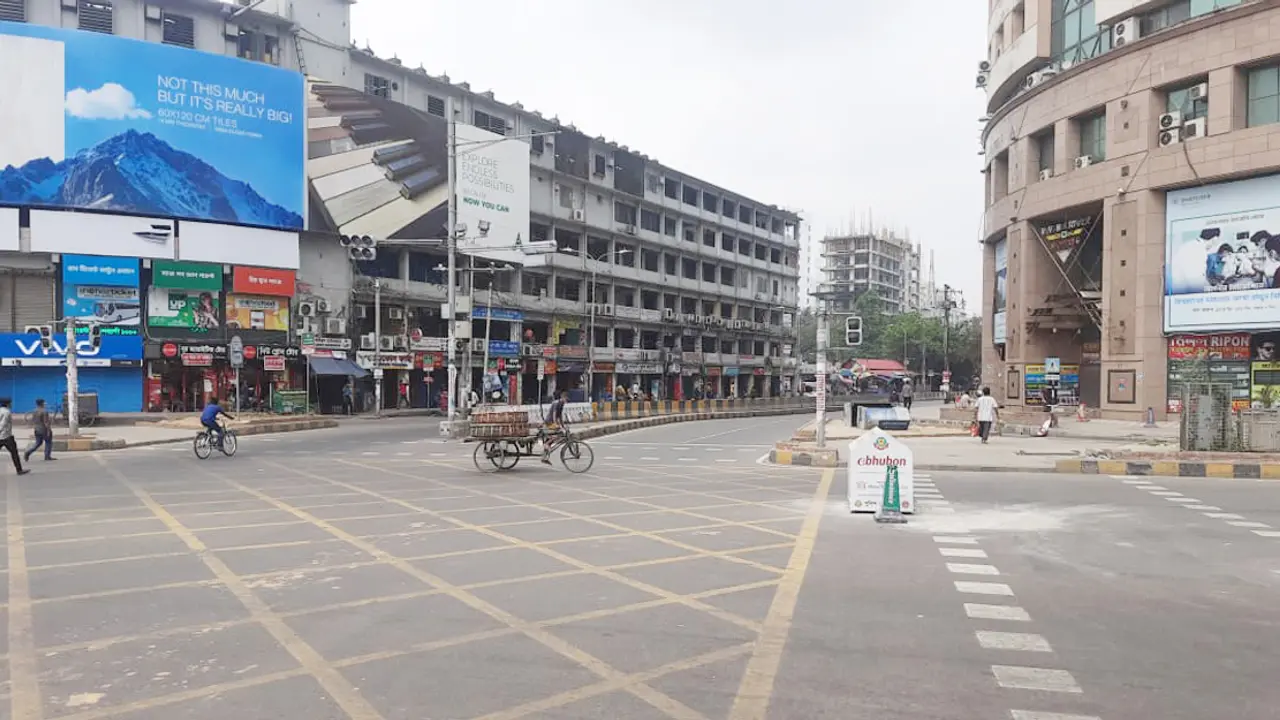 নিষেধ আর ছুটির আমেজে ফাঁকা ঢাকার রাস্তা