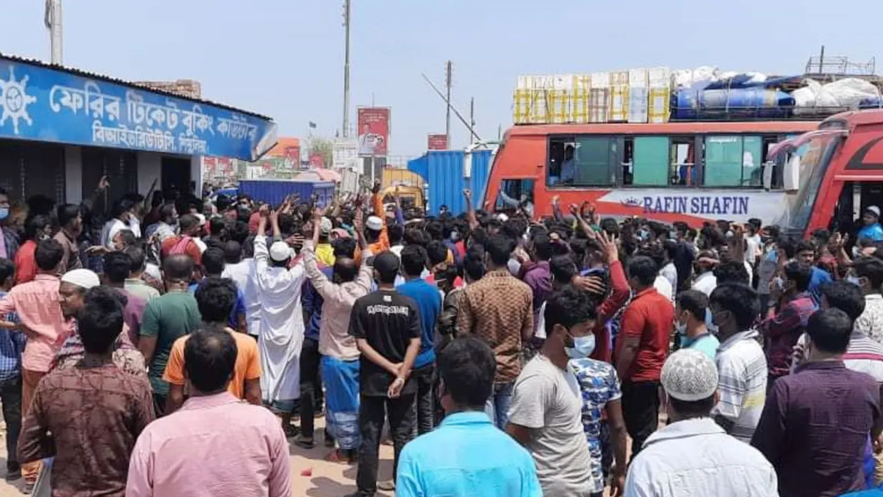 শিমুলিয়া ঘাটে যাত্রীদের বিক্ষোভ