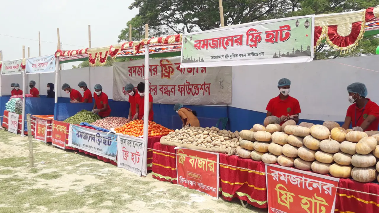 যে হাটে প্রয়োজনীয় সবকিছুই মেলে বিনামূল্যে