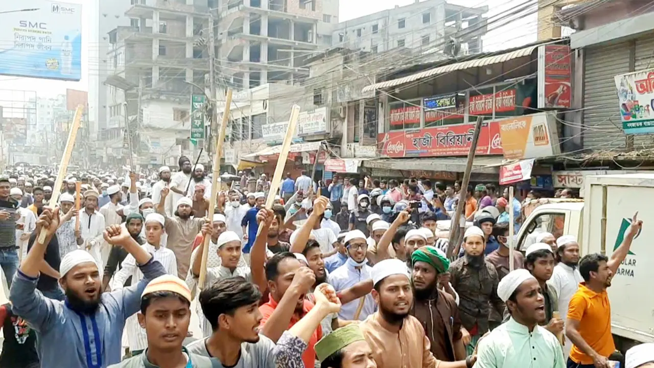 ময়মনসিংহে লাঠি হাতে হেফাজতের বিক্ষোভ মিছিল
