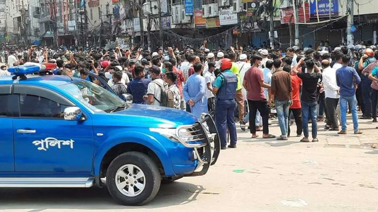 অবরোধ-বিক্ষোভ-উপেক্ষায় নিষেধাজ্ঞার প্রথম দিন