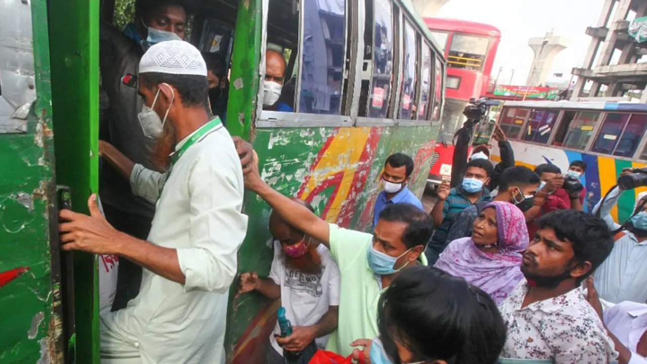 ধারণ ক্ষমতার ৫০ ভাগের অধিক যাত্রী পরিবহন নিষেধ