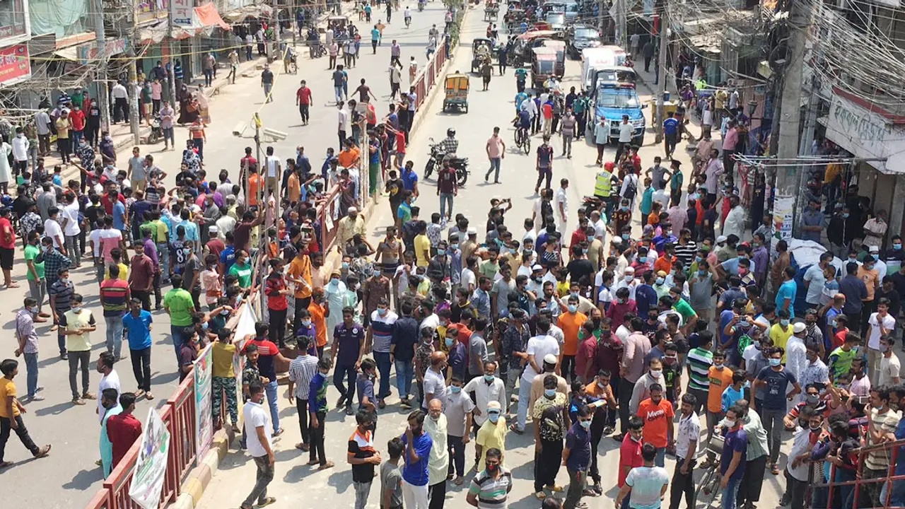 জোর করে দোকান খোলার আধা ঘণ্টা পর বন্ধ করলেন ব্যবসায়ীরা